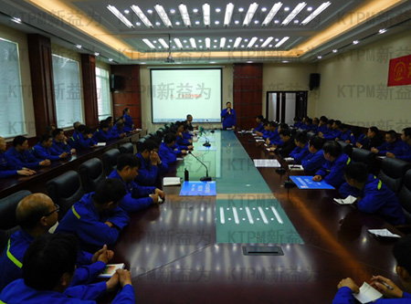 公司廠長現場作重要指示